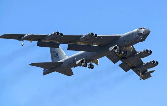 Полет американского ядерного бомбардировщика Boeing B-52H у границ РФ