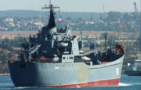 Замечено российское судно с танками Т-90, направляющееся в Сирию
