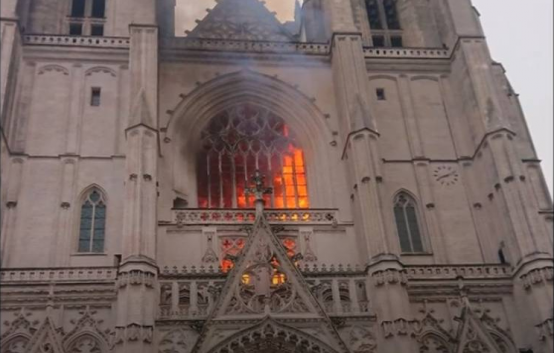 Пожар в готическом соборе святых Петра и Павла во Франции