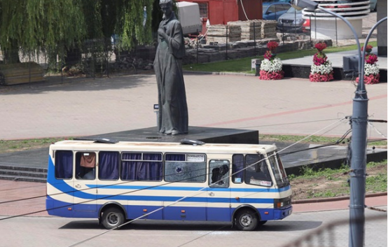 В украинском городе Луцк мужчина захватил в заложники 20 граждан