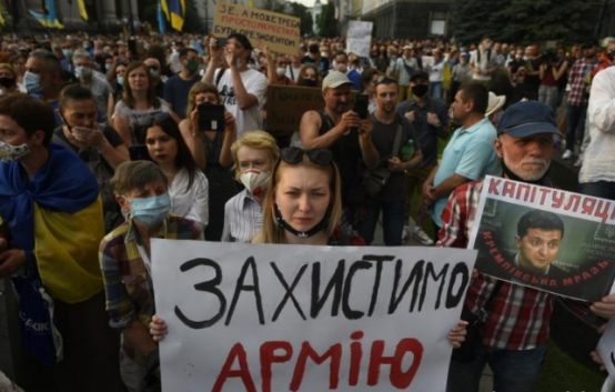 В Киеве прошли акции протеста, и прозвучало обращение майора ВСУ к Зеленскому касательно режима прекращения огня