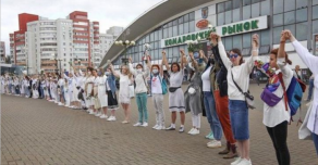 В среду 12 августа на улицах городов Белоруссии вместо протестов проводятся цепочки солидарности