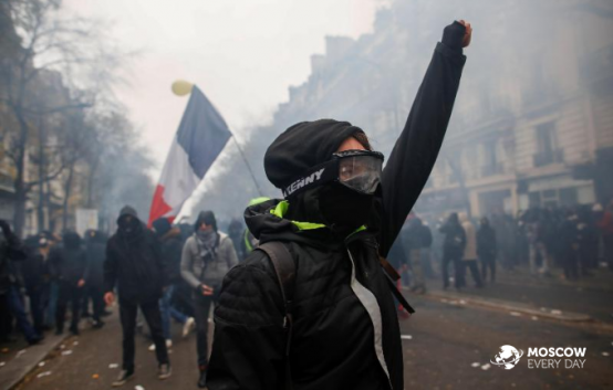 Париж охватили массовые акции протеста и беспорядки