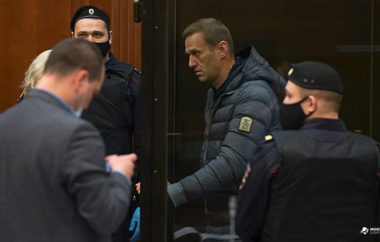 Навальный приговорен к заключению на 3,5 года