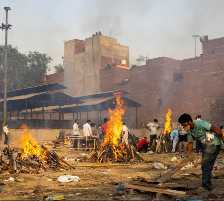 В Индии скончавшихся от коронавирусной инфекции людей сжигают в парках