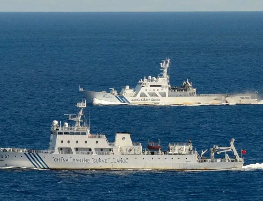 Военные суда КНР зашли в японские территориальные воды в районе островов Сенкаку