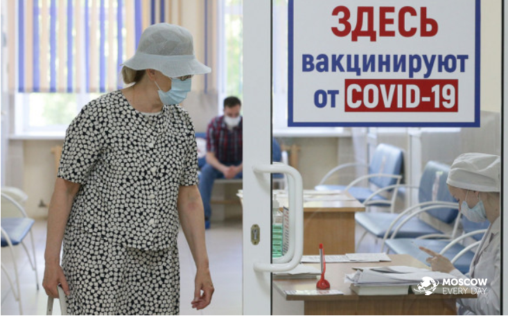 Кабинет министров России получил от Путина поручение вакцинировать трудовых мигрантов