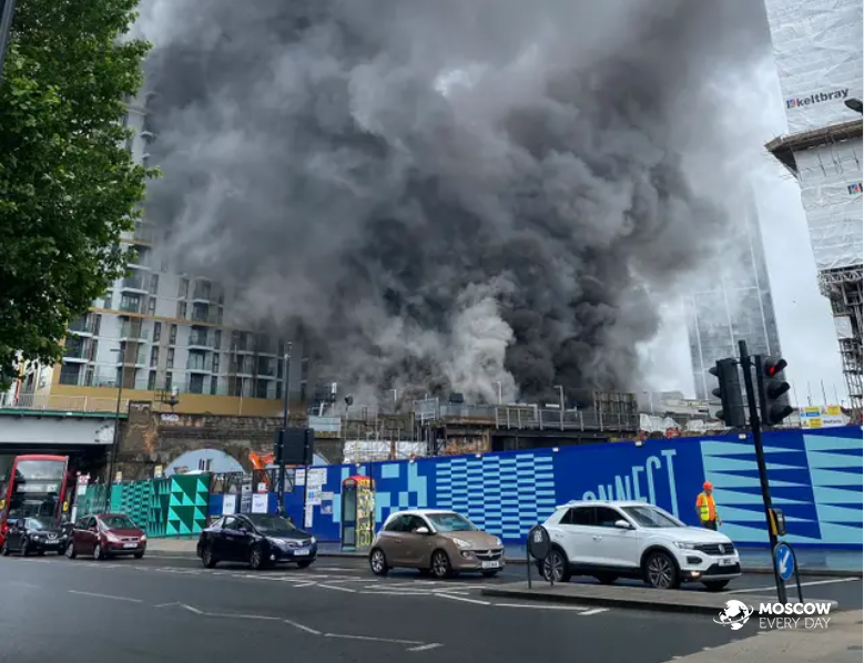 Крупный пожар в Лондоне на железнодорожной станции Elephant and Castle