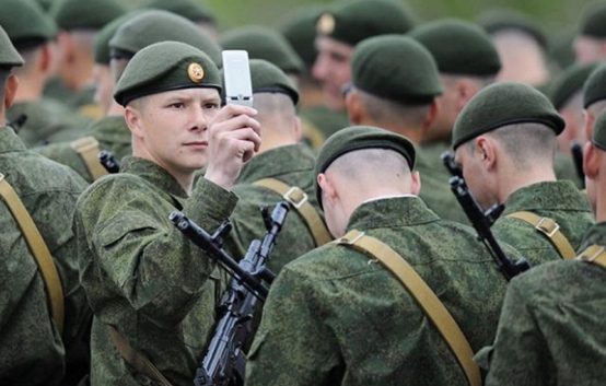 Военным запретили иметь смартфоны на службе