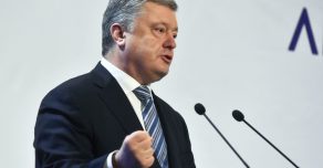 Порошенко осудил рабочую поездку Медведчука и Бойко в Россию