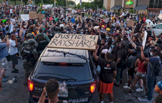США накрыла новая волна протестов из-за смерти второго афроамериканца