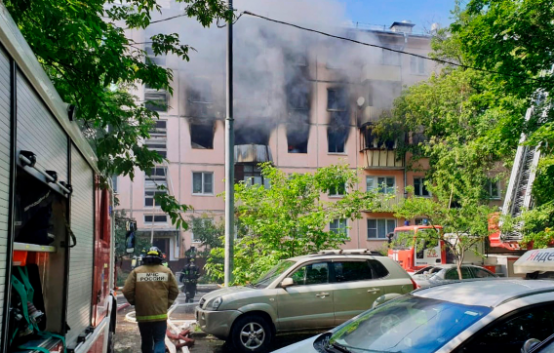 В жилом доме Москвы прогремел взрыв и случился пожар