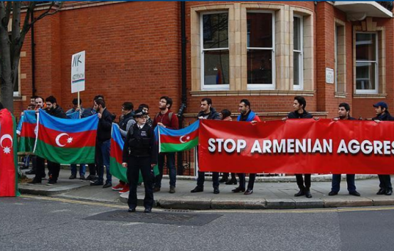 Акция протеста азербайджанцев в Лондоне у посольства Армении закончилась массовой дракой