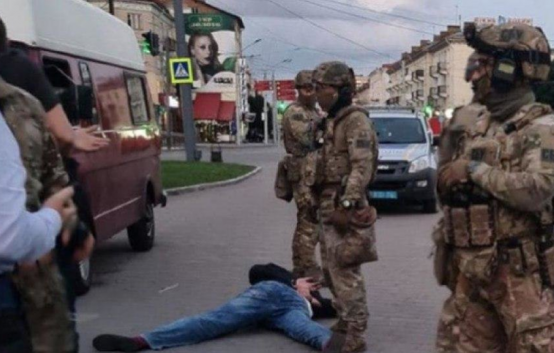 Террорист в Луцке отпустил заложников после переговоров с Зеленским