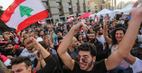 Улицы Бейрута после смертоносного взрыва наполняются протестующими