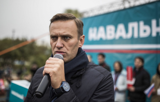Оппозиционный политик Навальный госпитализирован в Омске с подозрением на отравление психодислептиком