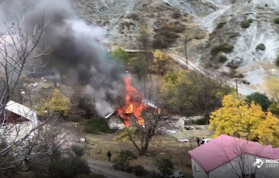 На переданных Азербайджану территориях армяне сжигают свои дома