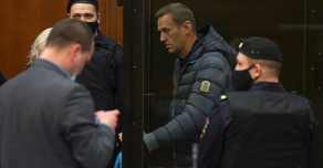 Навальный приговорен к заключению на 3,5 года