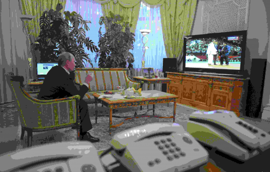 В Кремле зазвонил телефон. Беспрерывно и громко