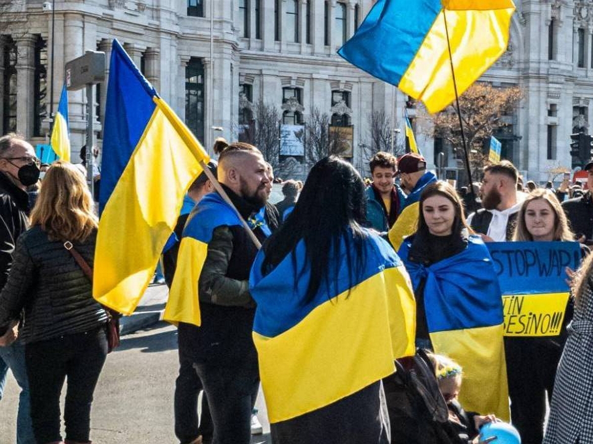 Европа последние новости видео. Украинские беженцы в Польше. Украинцы в Европе. Украинцы протестуют в Европе. Украинские митинги в Европе.