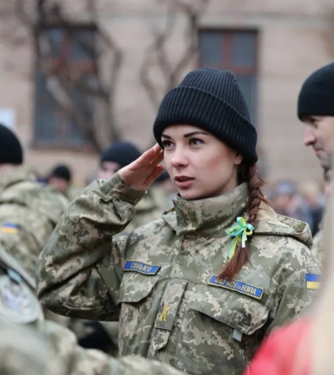 Тцк кто это. Женщины в украинской армии. Женщины военные Украина. Украинки в армии. Женщины военнослужащие ВСУ.